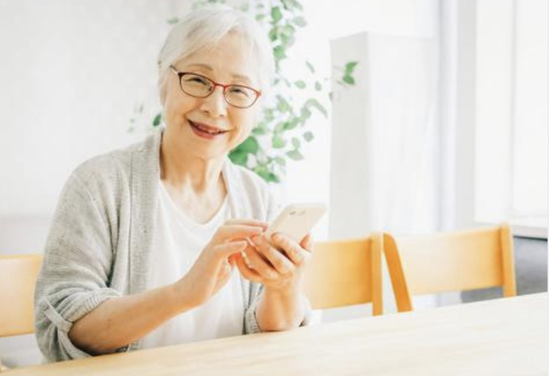 80代女性元気にスマホを触る