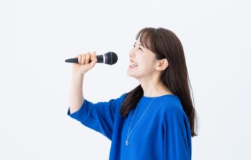 イキイキ歌う女性の画像