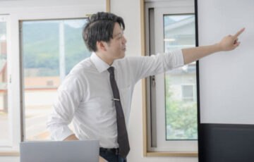 イキイキとセミナーしている男性写真