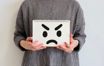 怒りを感じている女性写真