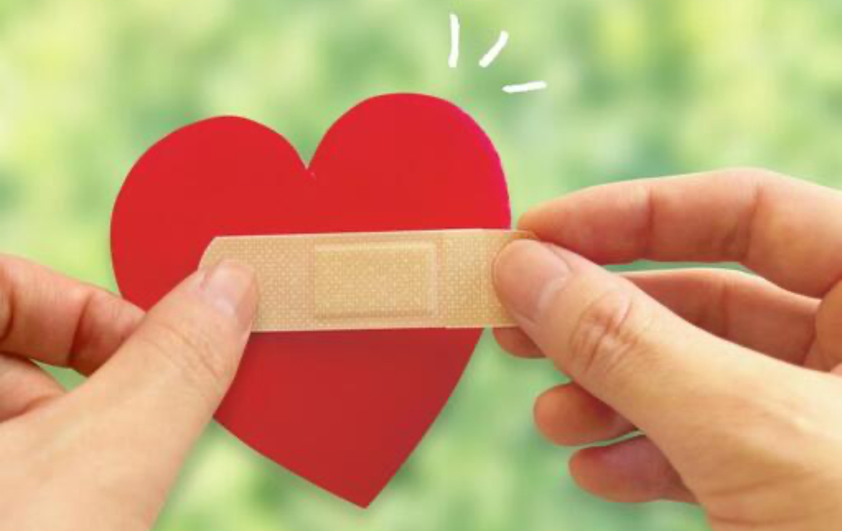 ハートに絆創膏の画像