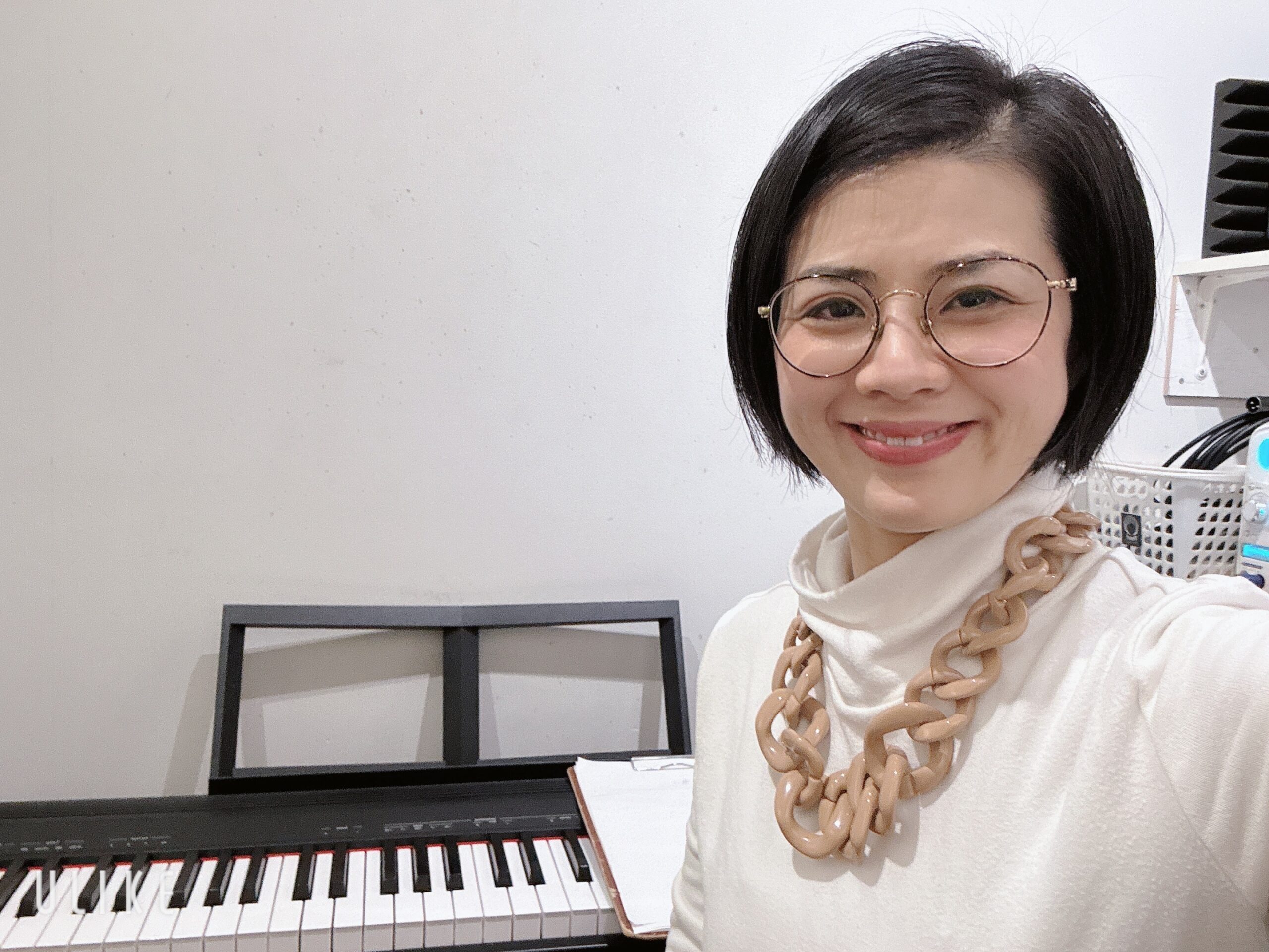 キーボードとメガネの女性の笑顔