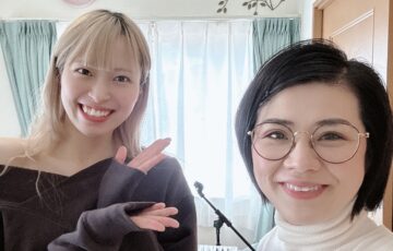 女性２人の笑顔