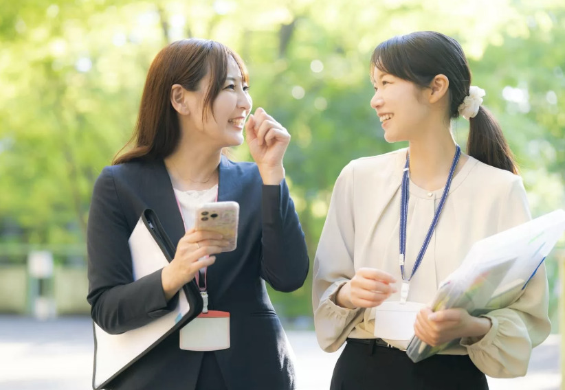 楽しそうな会話女性画像