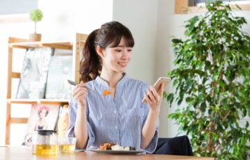 嬉しそうにスマホを見る女性