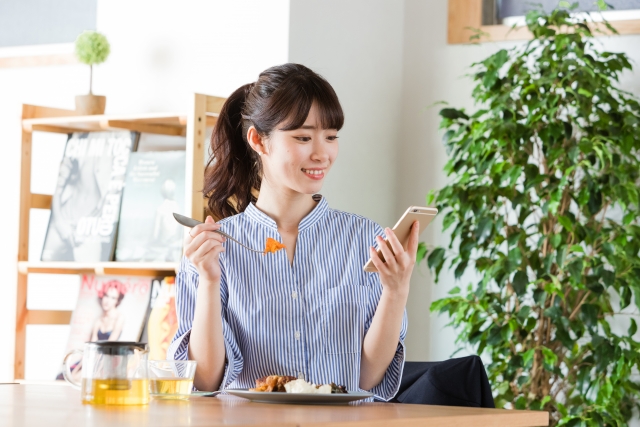 嬉しそうにスマホを見る女性